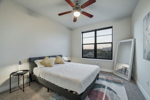 3 bedrooms, Internet, bed sheets - 3 bedroom Loft in Downtown Ft Worth! (Fort Worth)