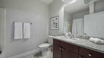 Toalhas de banho, papel higiênico