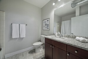 Towels, toilet paper - 3 bedroom Loft in Downtown Ft Worth! (Fort Worth)