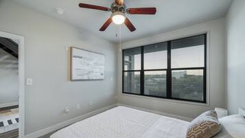 3 quartos, acesso à internet, roupa de cama