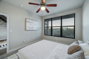 3 bedrooms, Internet, bed sheets - 3 bedroom Loft in Downtown Ft Worth! (Fort Worth)