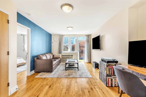 Luxury Manhattan abode with balcony and rooftop, close to all.