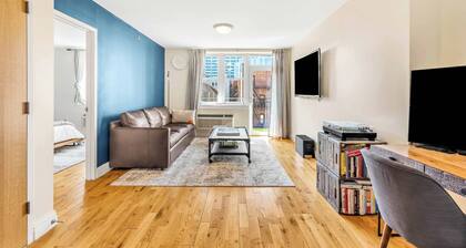 Luxury Manhattan abode with balcony and rooftop, close to all.