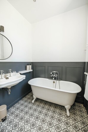 Secador de pelo, toallas, jabón, papel higiénico