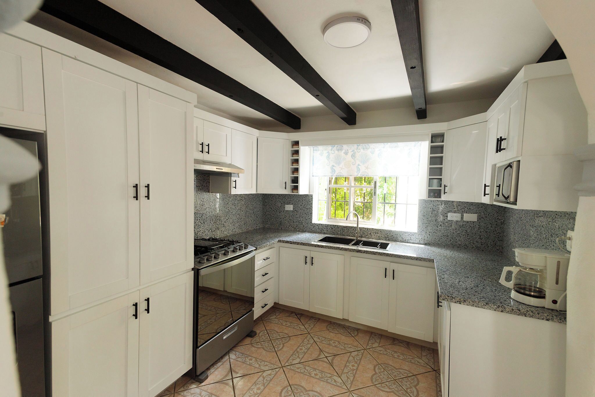 Microondas, horno, placa de cocina