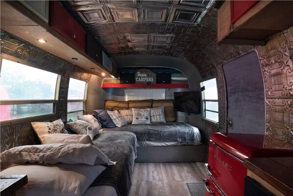 1 bedroom, internet, bed sheets - Glamping in Austin - 1975 Avion (Austin)