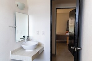 SĂšche-cheveux, serviettes fournies, savon, papier toilette
