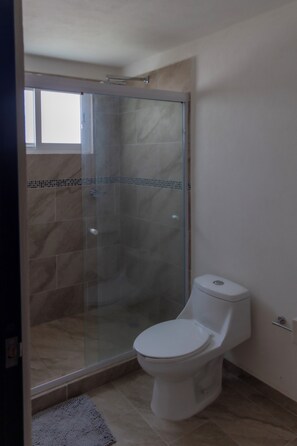 Haartrockner, Handtücher, Seife, Toilettenpapier
