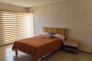 3 bedrooms, desk, iron/ironing board, WiFi