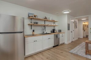 Fridge, microwave, stovetop, dishwasher