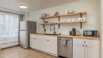 Fridge, microwave, stovetop, dishwasher