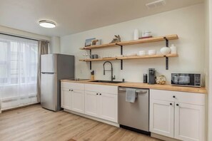 Frigorífic, microones, placa de cuina i rentaplats 