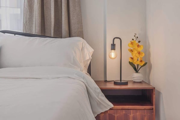 1 bedroom, iron/ironing board, WiFi, bed sheets - Downtown 1 Bedroom Flat W/ Views (Anchorage)