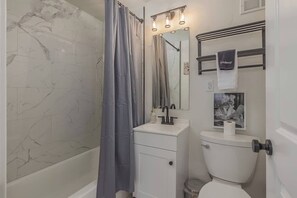 Regadera, secadora de cabello, toallas 