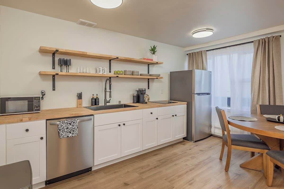 Fridge, stovetop, dishwasher, coffee/tea maker