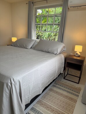 3 soveværelser, pengeskab på værelset, skrivebord, strygejern/strygebræt