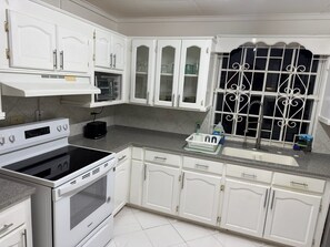 Køleskab, mikrobølgeovn, ovn, kogeplade