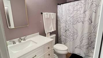 Secadora de cabello, toallas, jabón, papel de baño