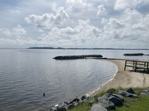 Spacious Water Front House off of Potomac River 5 Bedroom/ 5 Full Bath