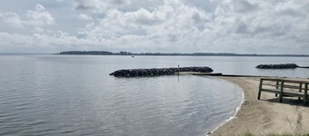 Spacious Water Front House off of Potomac River 5 Bedroom/ 5 Full Bath