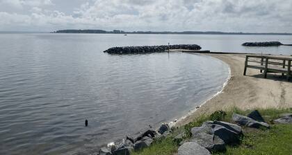 Spacious Water Front House off of Potomac River 5 Bedroom/ 5 Full Bath