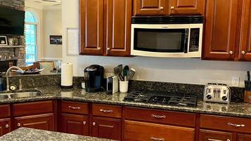 Mikrowelle, Ofen, Herdplatte, Geschirrspüler