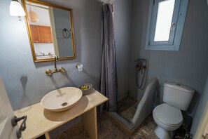 Chambre Deluxe Double ou avec lits jumeaux, vue baie | Salle de bain | Douche, articles de toilette gratuits, sèche-cheveux