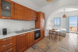 Chambre Deluxe Double ou avec lits jumeaux, vue baie | Cuisine privée | Réfrigérateur, four, plaque de cuisson