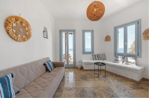 Deluxe Double or Twin Room, Bay View | Living area | TV