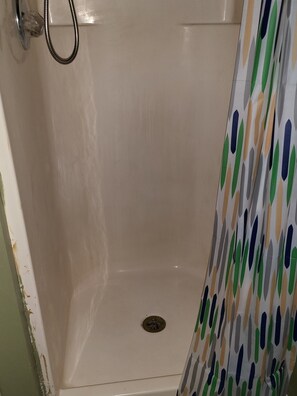 Een douche, een haardroger, handdoeken, zeep