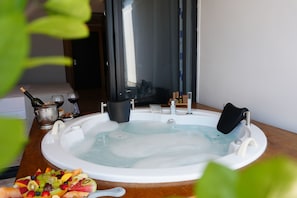 Jetted bathtub