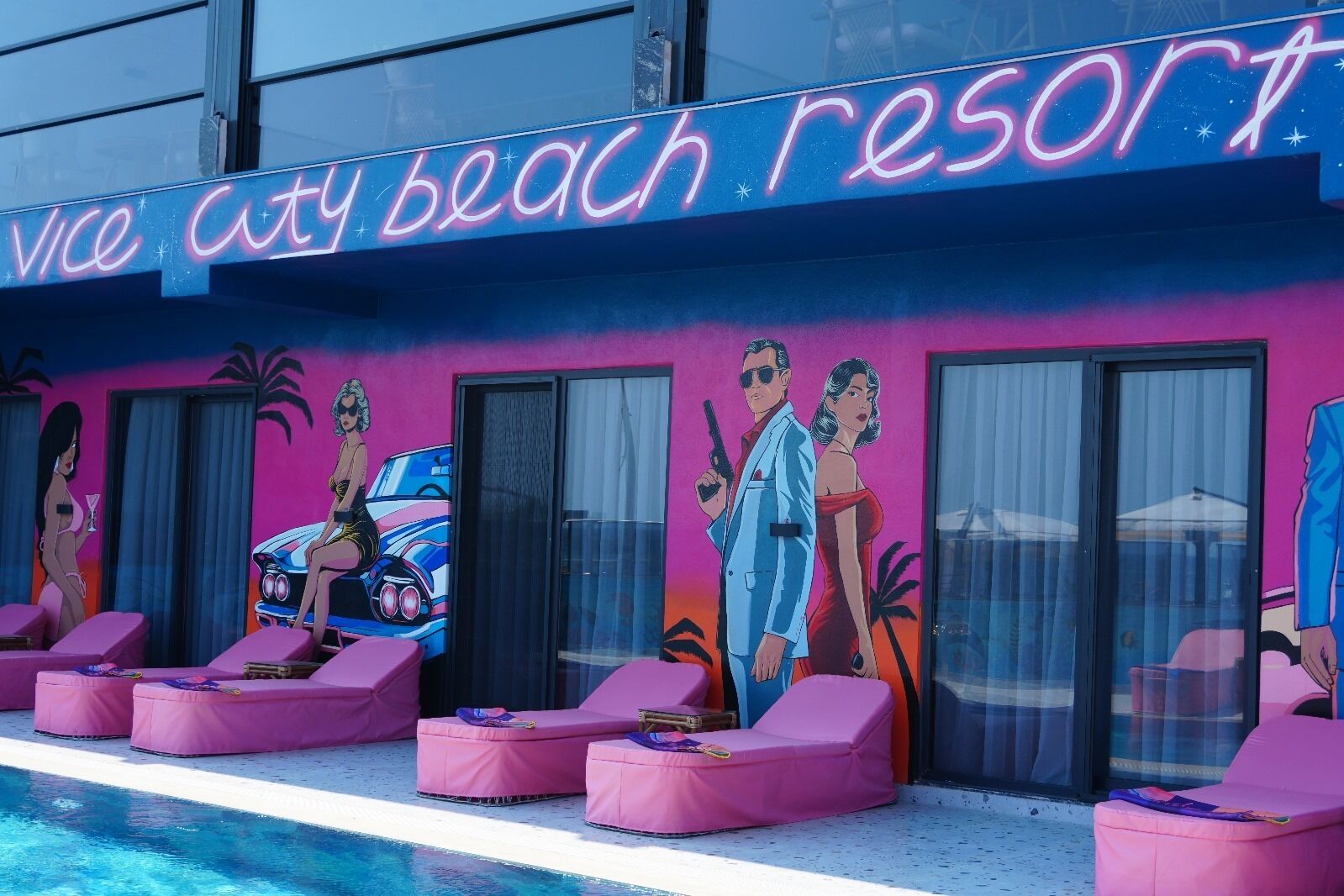 Chambre Triple Deluxe, vue piscine | Bureau, espace de travail pour ordinateur portable, Wi-Fi gratuit