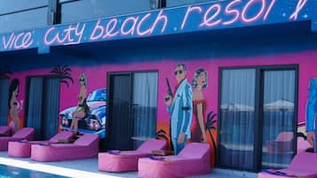 Chambre Triple Deluxe, vue piscine | Bureau, espace de travail pour ordinateur portable, Wi-Fi gratuit