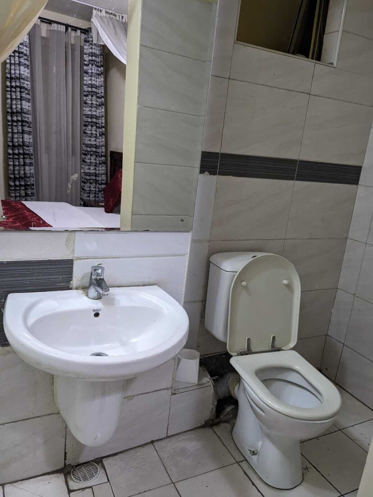 Chuveiro, chinelos, toalhas de banho, sabonete