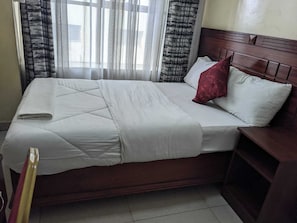 Quarto casal econômico | Escrivaninha, espaço de trabalho para notebook