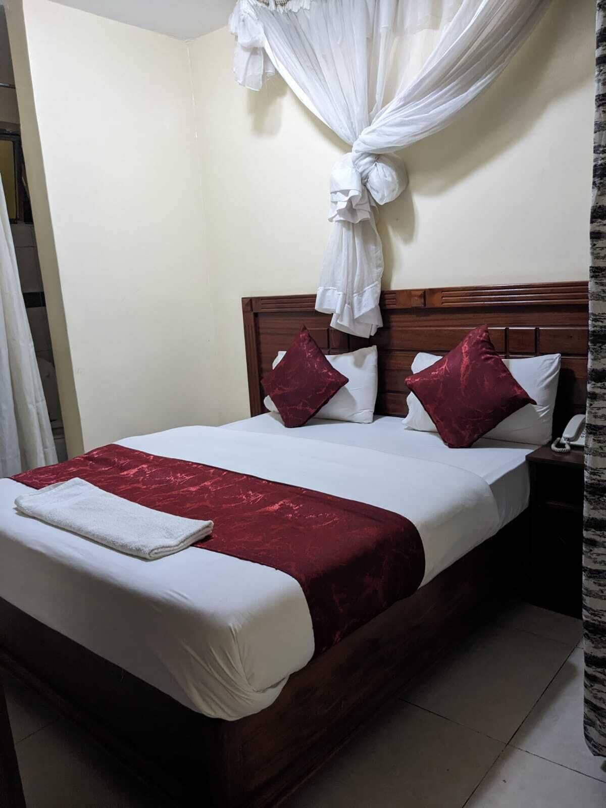 Quarto casal standard | Escrivaninha, espaço de trabalho para notebook