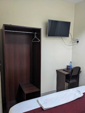 Quarto casal econômico | Escrivaninha, espaço de trabalho para notebook