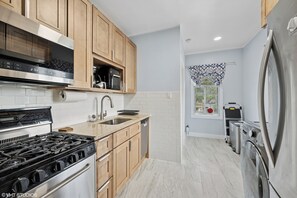 冷蔵庫、電子レンジ、オーブン、コンロ