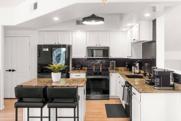 Refrigerador, microondas, horno y parrilla de estufa 