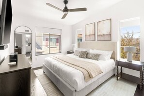 2 chambres, bureau, fer et planche à repasser, lit de bébé portatif