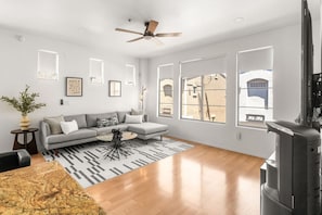 Smart TV, stereo - Freestanding Cubs Retreat near ASU off L-101 & 202 (Tempe)