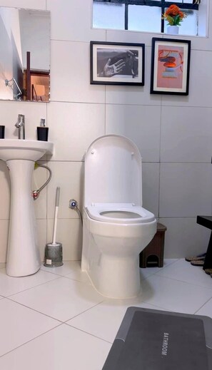 Apartamento Confort, vistas a la ciudad | Baño | Zapatillas