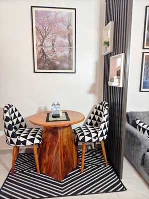 Comfort Apartment, City View | In-room dining
