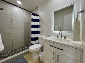 Dusche, Haartrockner, Handtücher