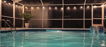 Charming 4-bedroom house in Navarre Fl saltwater enclosed heated pool sleeps 12