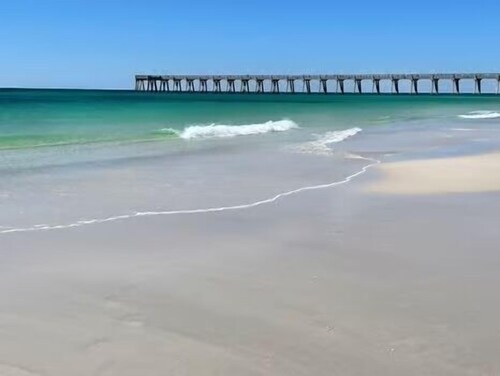 Charming 4-bedroom house in Navarre Fl  saltwater enclosed heated pool sleeps 12