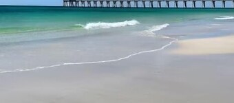 Charming 4-bedroom house in Navarre Fl  saltwater enclosed heated pool sleeps 12