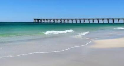 Charming 4-bedroom house in Navarre Fl saltwater enclosed heated pool sleeps 12