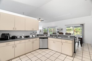 Mikroaaltouuni, uuni, liesi, astianpesukone