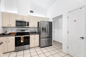 Mikrobølgeovn, ovn, kokeplater og oppvaskmaskin